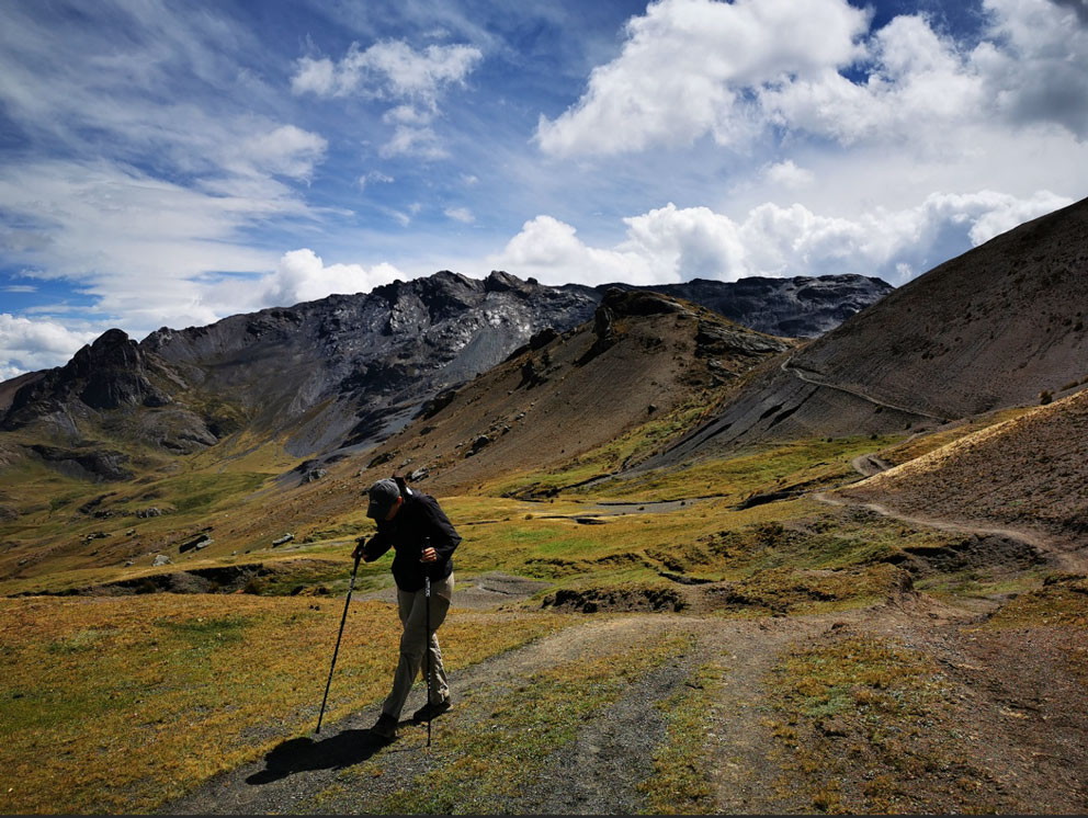 Excursionista caminando por la ruta de trekking Ausangate en los Andes del Perú